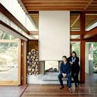 Brigitte Shim и Howard Sutcliffe - архитекторы проекта у камина в гостевом доме.