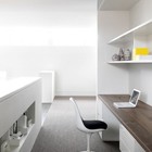 Офисное пространство отделенное невысоким шкафом воспринимается более уютным, чем просто стол в углу большой комнаты.