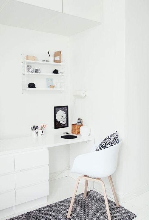Белый минималистичный интерьер в углу комнаты