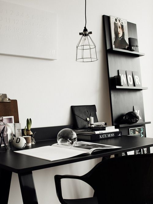 Черная мебель отлично подчеркивает минимализм интерьера.