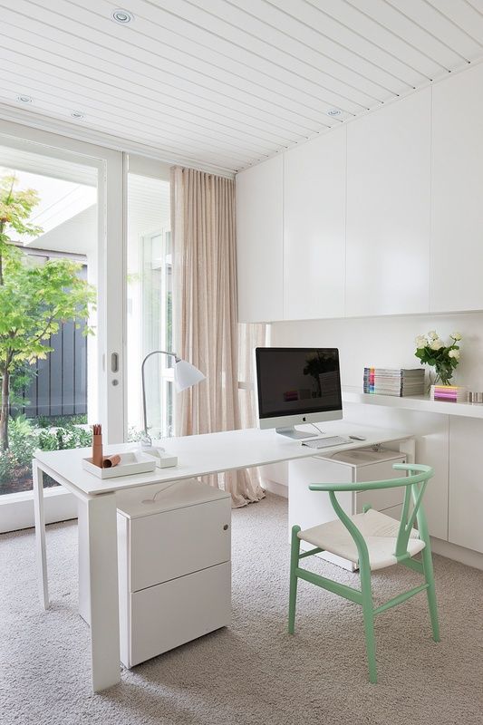 Минималистичный интерьер домашнего офиса с остекленной стеной и видом на двор