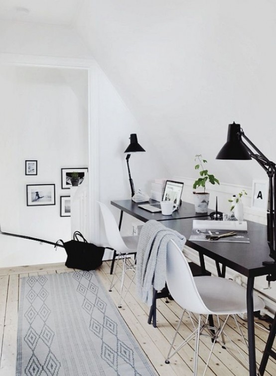 Минималистичный скандинавский интерьер в домашнем офисе для двоих