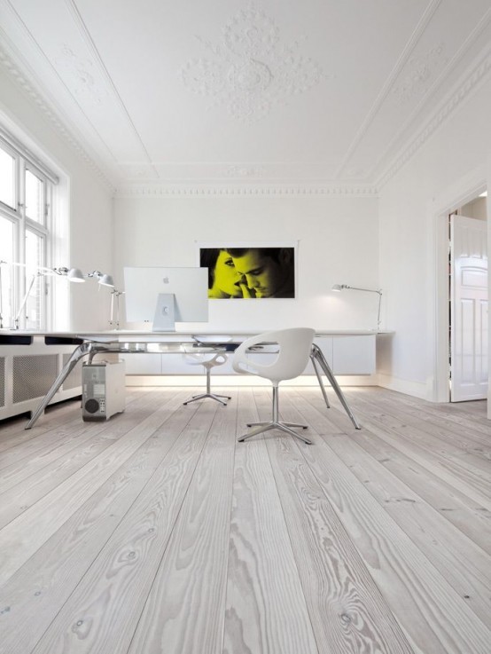 Наиболее хорошо мебель в стиле минимализм смотрится в просторных помещениях. В данном случае стол является центром офиса.
