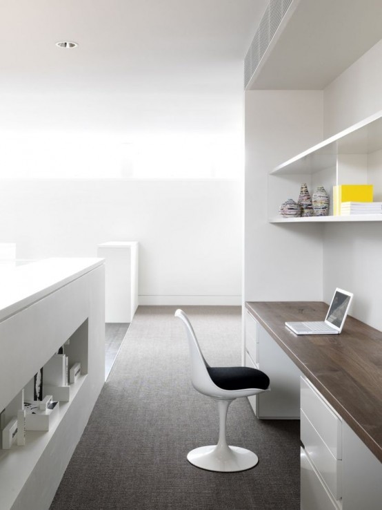 Офисное пространство отделенное невысоким шкафом воспринимается более уютным, чем просто стол в углу большой комнаты