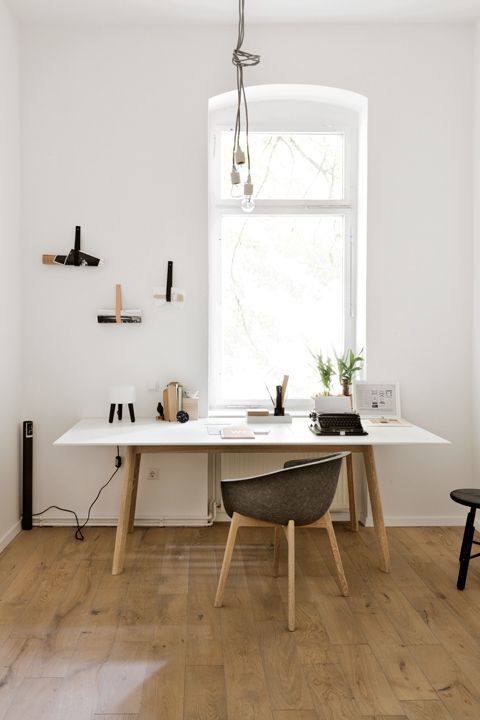 Скандинавский минимализм в интерьере домашнего офиса.