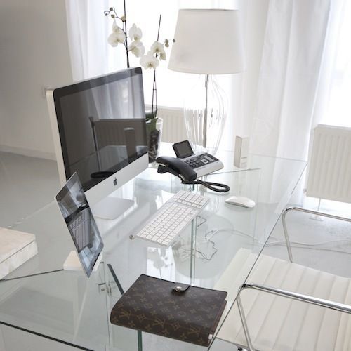 Стеклянный рабочий стол органично смотрится в интерьере домашнего офиса в стиле минимализм.