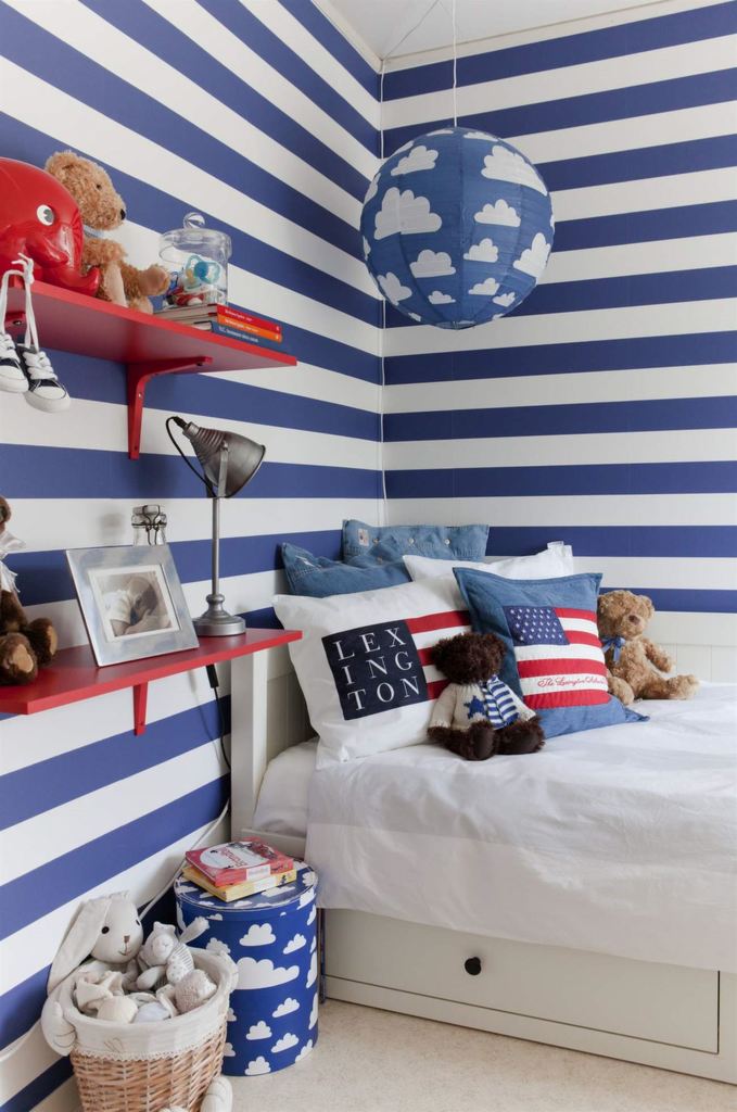 Бело-голубые полоски на стенах могут поддержать как тему моря в детской, так и тему неба, как в этой детской.
