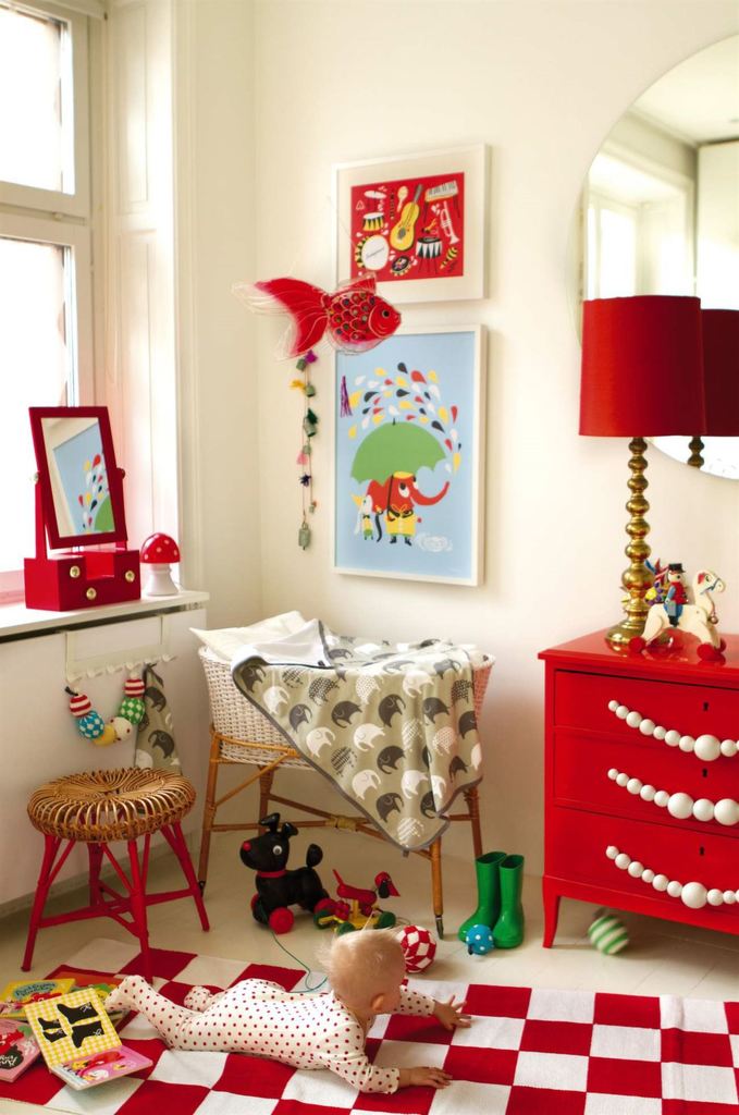 Необычная эклектичная детская комната для младенца. Мало кому красный приходит в голову первым, когда думаешь о детской, но выглядит интересно