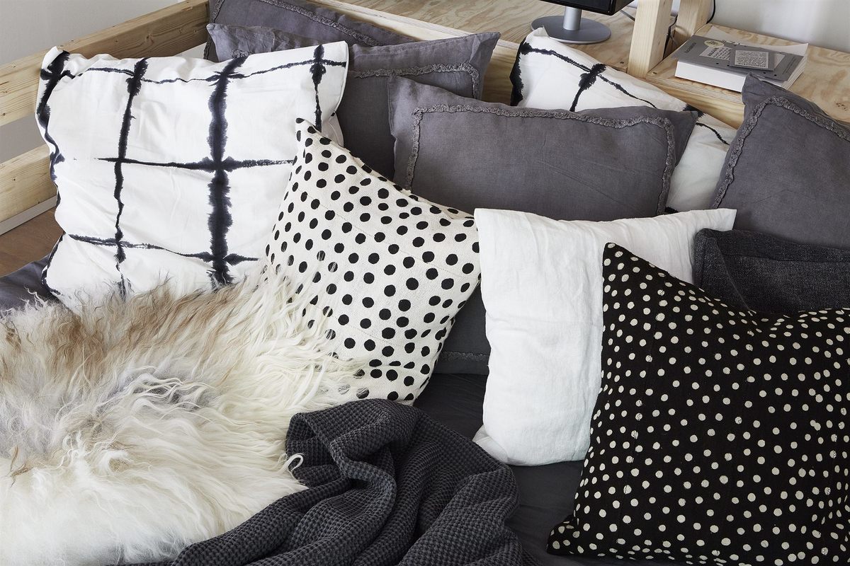Подушки должны сделать диван на нижнем уровне кровати более уютным и удобным.