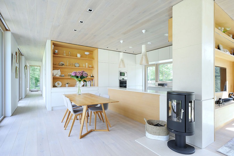 Между столовой и гостиной находится дровяная печь, которая служит главным источником тепла в доме.