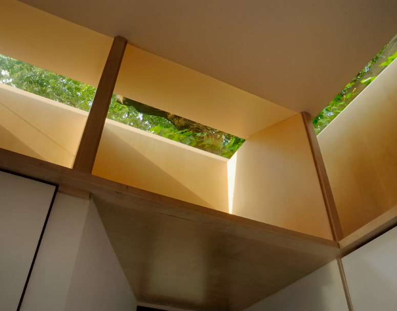 Интересная конструкция окон создает мягкое освещение студии