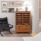 Та же спальня, только с более удобным креслом у комода-картотеки. Лампа на комоде призвана поддержать тему зелени в интерьере квартиры.