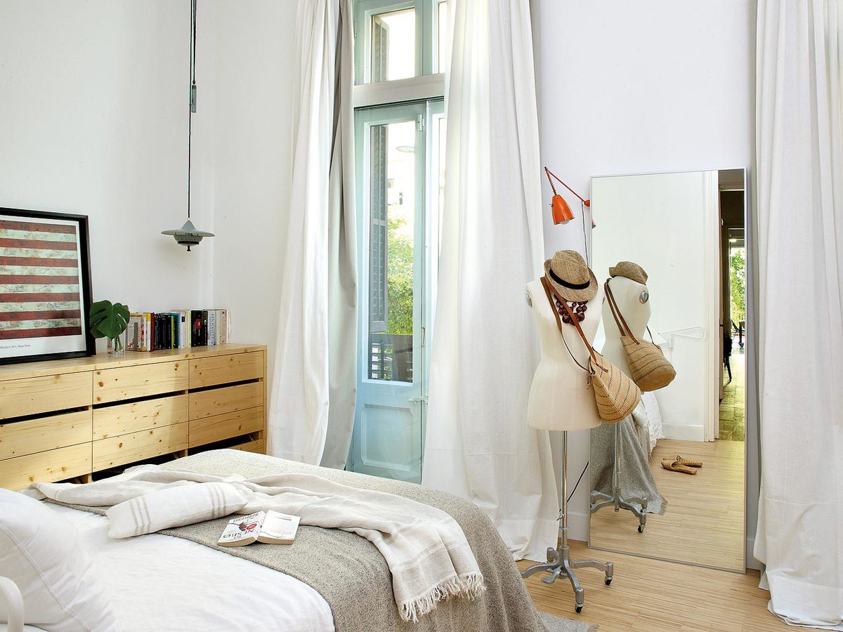 Высокое зеркало на полу не только поддерживает в спальне стиль лофт, но и просто очень удобно в использовании.