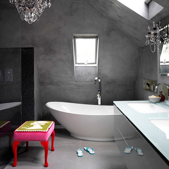 Эклектичная ванна с бетонными стенами, хрустальными люстрами и ярким табуретом