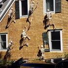 Нападающие на дом скелеты соответствуют духу праздника.