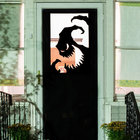 Страшная черная фигура на стекле входной двери.