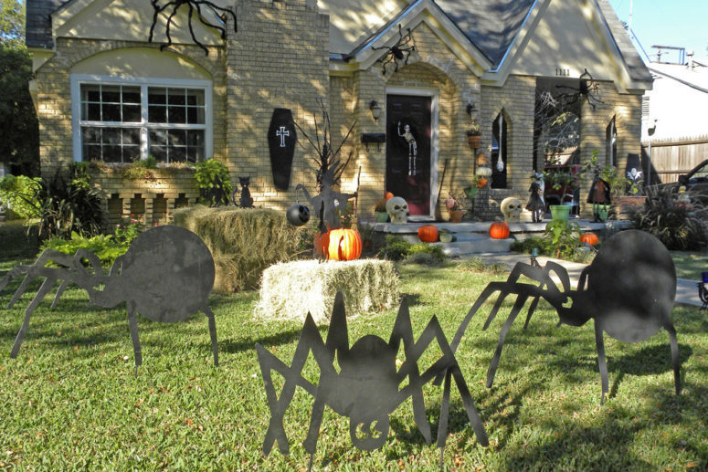 Фигуры огромных черных пауков на лужайке, да и прочий декор около дома очень хорош.