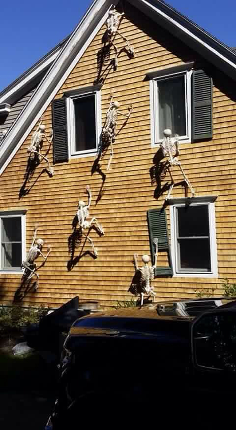 Нападающие на дом скелеты соответствуют духу праздника.