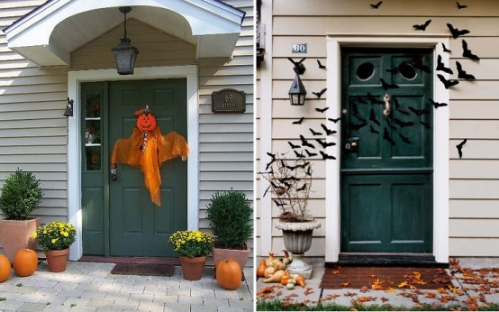 Оранжевое приведение и стая летучих мышей украшающие входную дверь.