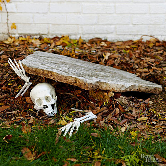 Скелет выбирающийся из под могильного камня.
