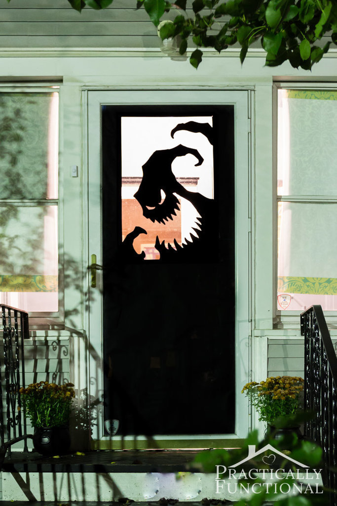 Страшная черная фигура на стекле входной двери.