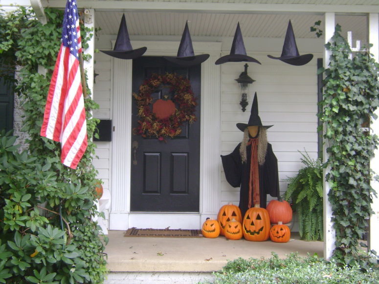 Ведьма у двери в компании фонарей Джека очень удачный вариант украшения входа в дом.