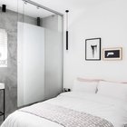 В гостевой спальне красный провод появляется в дизайне прикроватных светильников свисающий с потолка по обе стороны кровати.