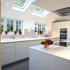 В данном интерьере световые окна являются архитектурным элементом украшающим не только кухню, но и дом в целом.