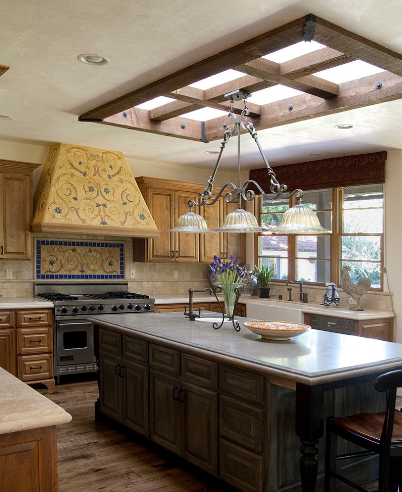 Мансардное окно замечательно сочетается со стилем и тематикой интерьера кухни