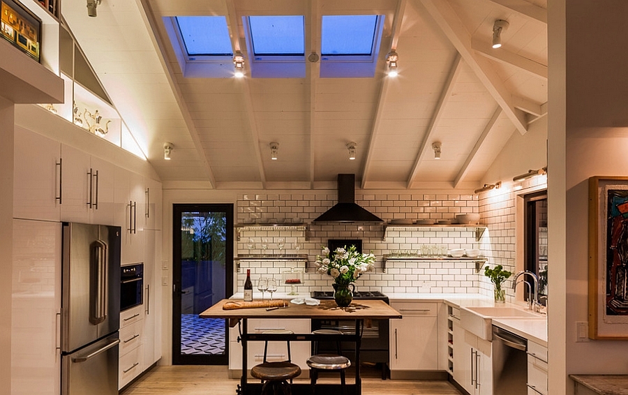Мансардные окна отлично вписались между баками в потолке этой кухни в стиле лофт
