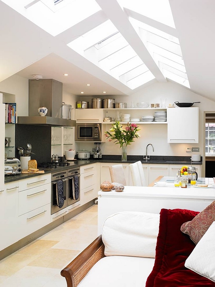 Сводчатый потолок кухни идеально подходит для применения мансардных окон