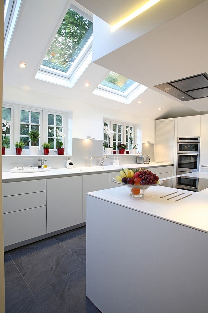 В данном интерьере световые окна являются архитектурным элементом украшающим не только кухню, но и дом в целом