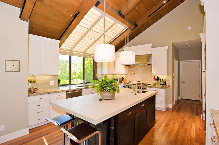 Замечательные полупрозрачные шторы рассеивают свет и улучшают освещенность кухни