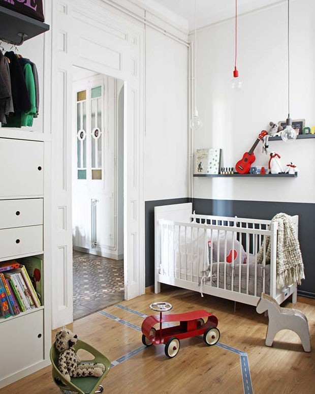Детская комната со скандинавским интерьером со стильными винтажными игрушками.
