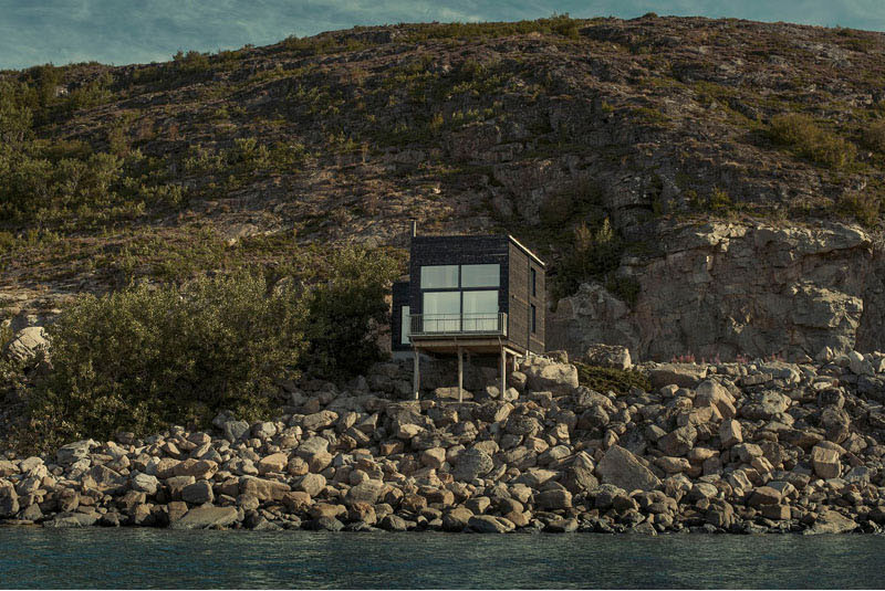 Простой и маленький дом на берегу моря, практически в заповедном месте.