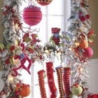 Богато украшенное окно с чулочками для подарков от Санты, Деда мороза или Св. Николая (или от всех сразу)..