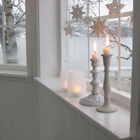 Свечки и снежинки украшают окно и смотрятся там очень логично.