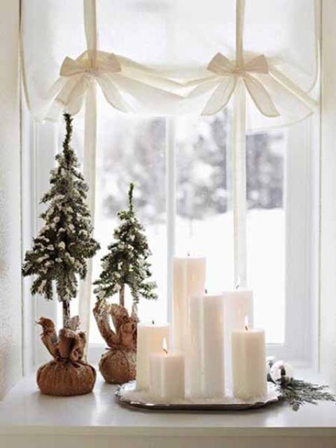Несколько свечек и несколько искусственных елочек образуют отличную новогоднюю композицию.