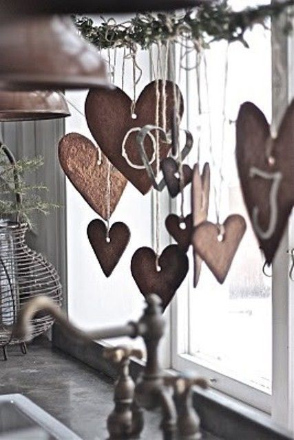 Печенье в виде сердечек и хвойная веточка может украсить новогоднее окно