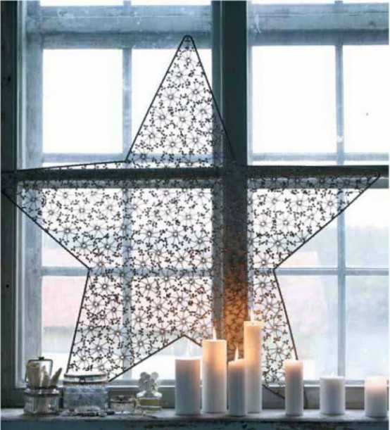 Свечи на подоконнике и традиционная для скандинавского рождества звезда