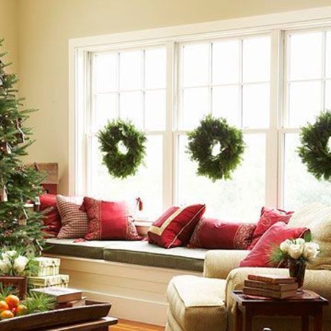 Традиционные рождественские венки лучше смотрятся комплектом, особенно на большом окне