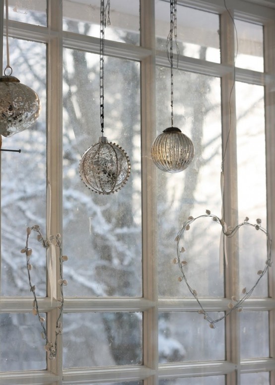 Зеркальные шарики весящие на окне будут блестеть на солнце создавая праздничную атмосферу