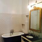 Ванная комната с традиционной отдельно стоящей ванной.