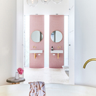 Вертикальные розовые полосы в ванной комнате возле умывальников и душа совершенно меняют восприятие интерьера. Холодный интерьер вдруг становится теплым, уютным и гостеприимным.