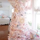 Белая новогодняя елка со светодиодной гирляндой и украшениями в пастельных тонах.