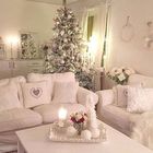 Розовая гостиная в стиле шебби шик с большой и богато украшенной новогодней елкой.