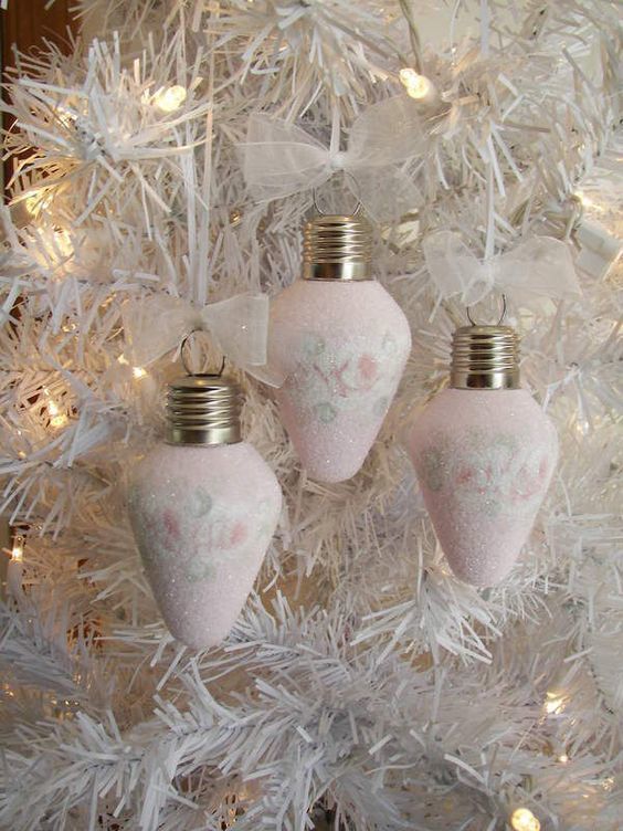Самодельные елочные украшения из старых лампочек. Получились замечательные розовые снежные украшения.