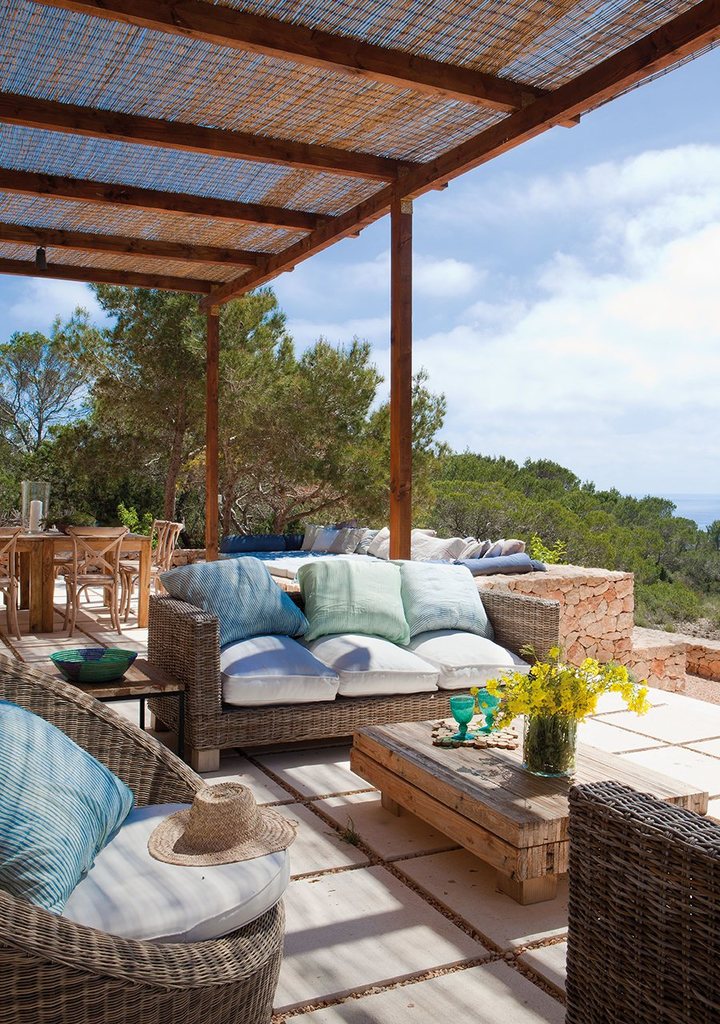 Идеальное пространство на террасе для спокойного и расслабленного летнего отдыха.