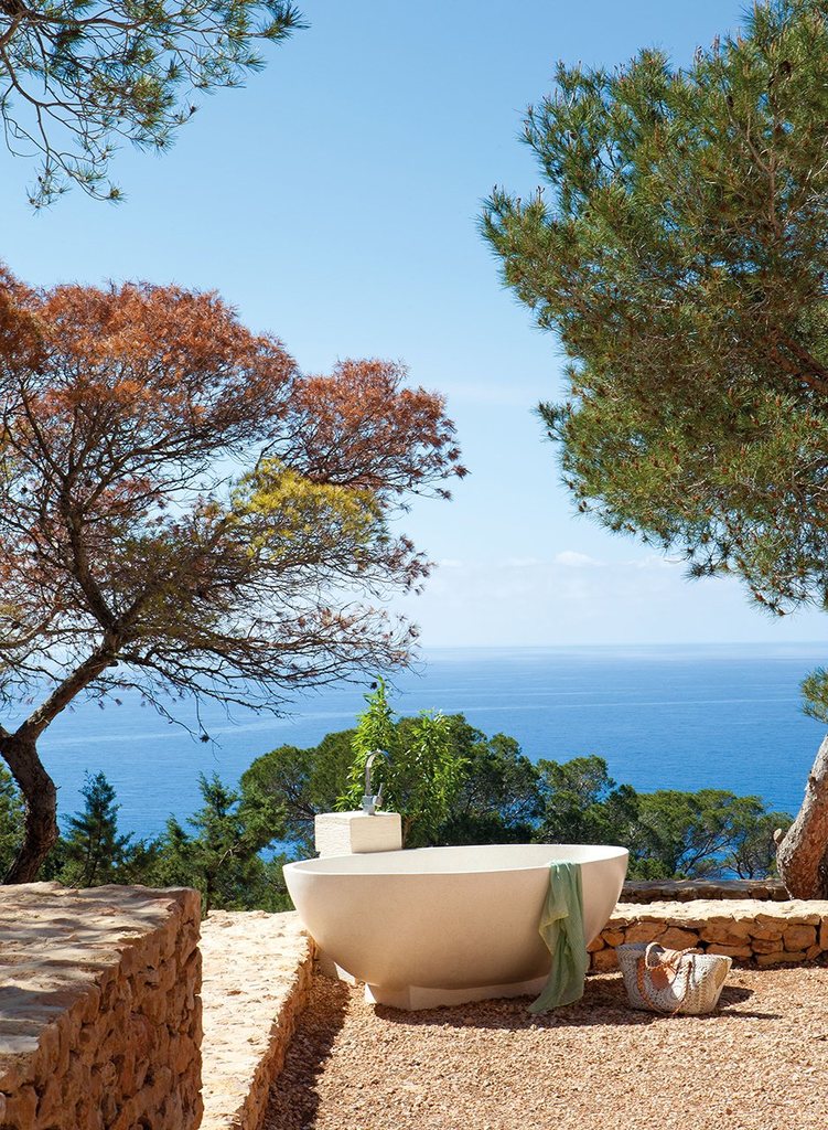 Каменная ванна на краю террасы с шикарным видом на Средиземное море. Ночью сидя в ванне можно наслаждаться звездами