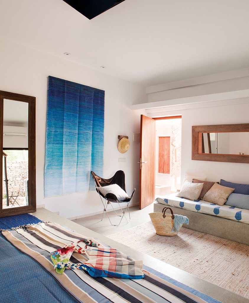 Спальня примечательна применением натуральных тканей соответствующих общему образу дома.